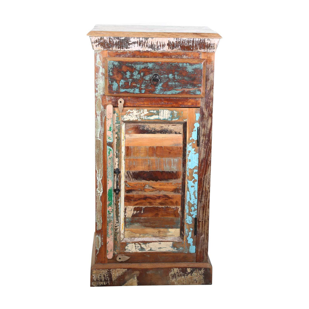 Kierrätyspuusta valmistettu korkea lipasto Shabby Chic