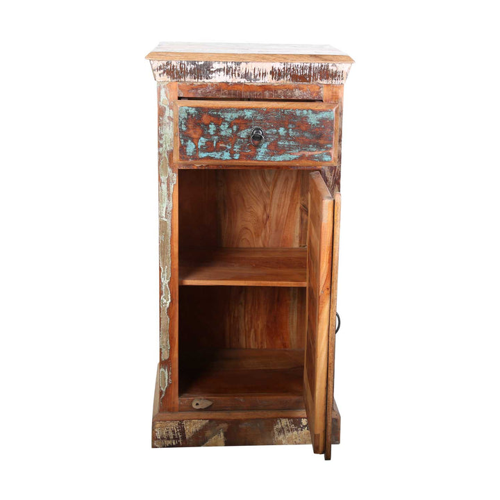 Kierrätyspuusta valmistettu korkea lipasto Shabby Chic