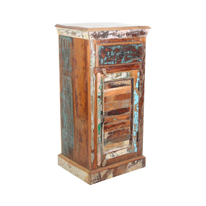 Kierrätyspuusta valmistettu korkea lipasto Shabby Chic