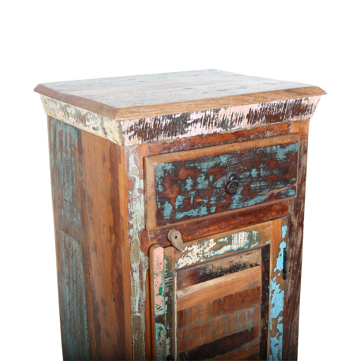 Kierrätyspuusta valmistettu korkea lipasto Shabby Chic