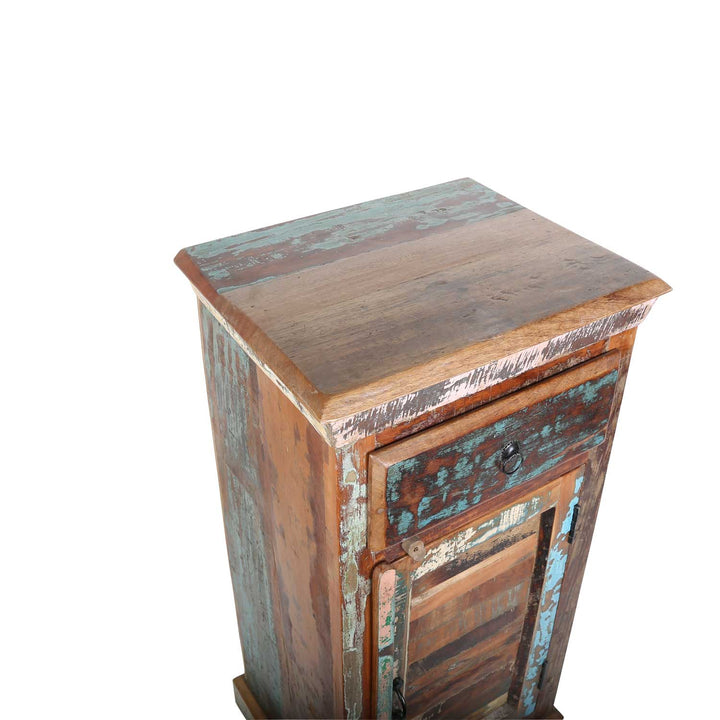 Kierrätyspuusta valmistettu korkea lipasto Shabby Chic