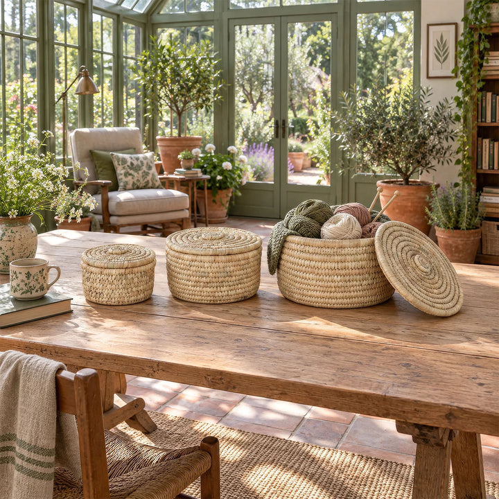 Kolme palmulehtikoria talvipuutarhassa, joista suurimmassa on neulontatarvikkeet: tilavuudet 3,5 litraa, 7 litraa ja 15 litraa.