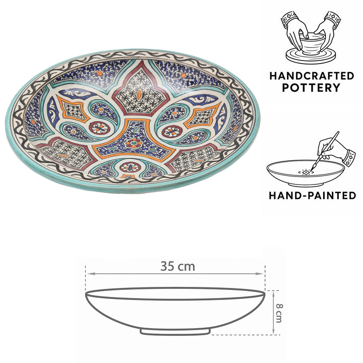 Fèsistä peräisin oleva käsinmaalattu ja käsinvalmistettu marokkolainen keraaminen kulho, jossa on värikkäitä kukka- ja geometrisia koristeita, halkaisija 35 cm ja korkeus 8 cm