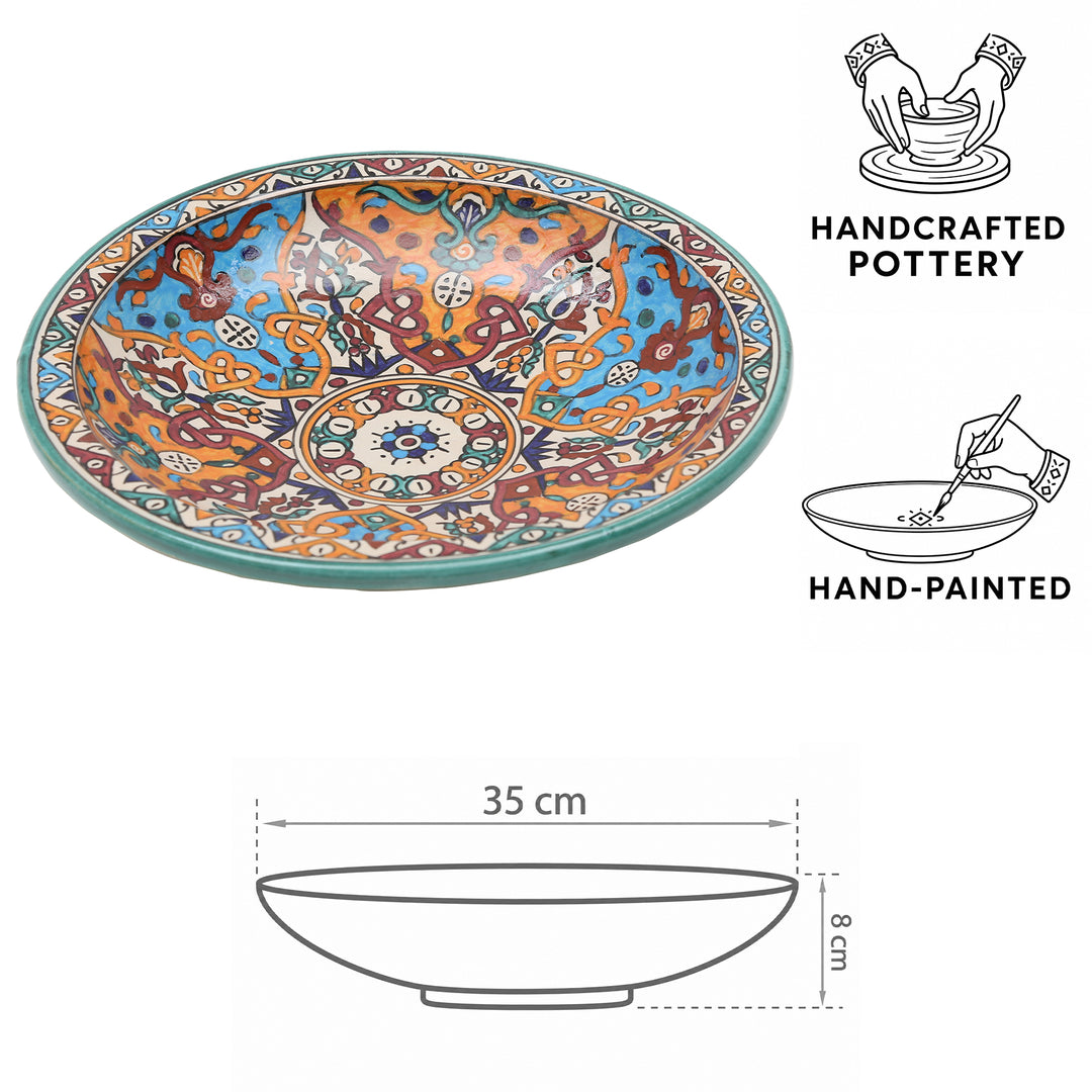 Fèsistä peräisin oleva käsinmaalattu marokkolainen keraaminen kulho, jossa on kukka- ja geometrisia koristeita, halkaisija 35 cm ja korkeus 8 cm
