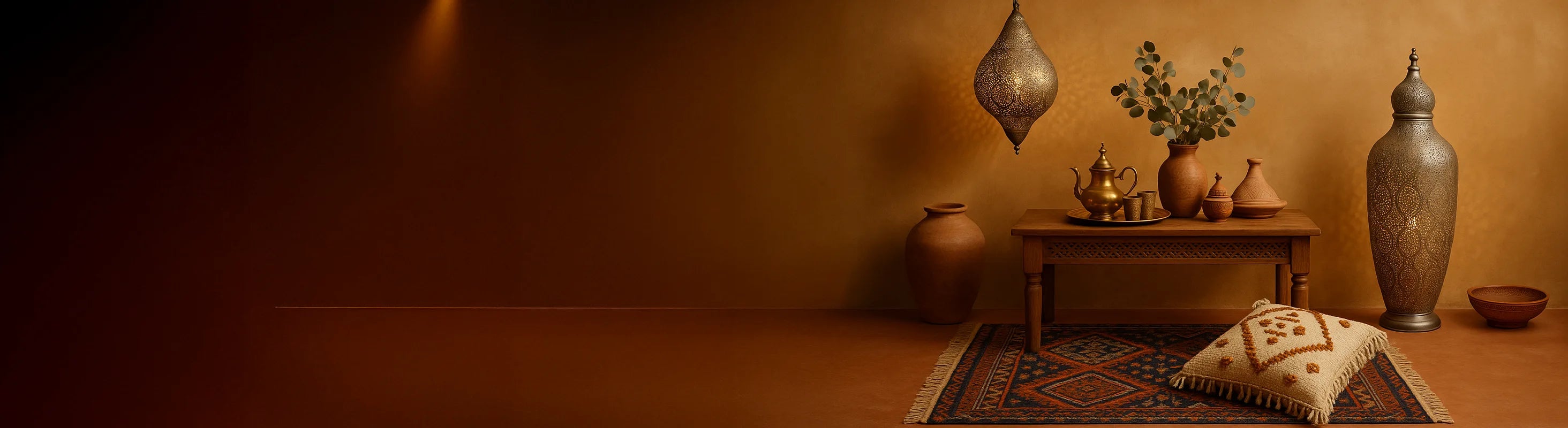 Marokko – Marokkanisches Deko-Arrangement mit orientalischen Hängelampen, Terrakotta-Gefäßen, geschnitzten Ornamenten, Tajine und Messingtablett.