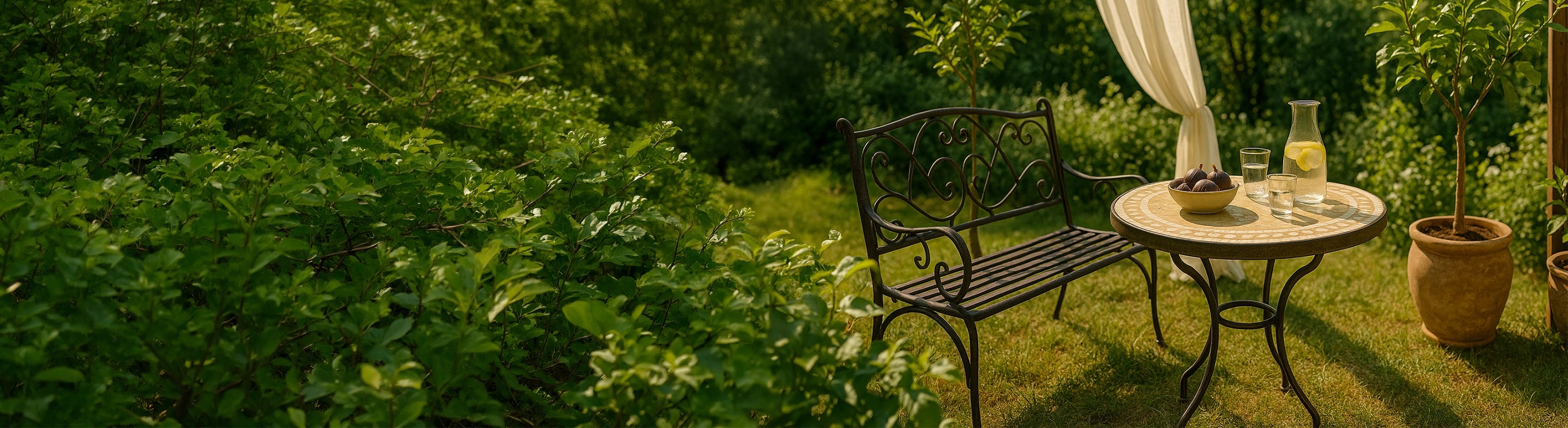 Mosaiikkipöydät – Runder Mosaiktisch mit Zellige-Fliesen und schmiedeeisernem Gestell im Garten neben Bank und Pflanzen – ideal für Terrasse und Balkon