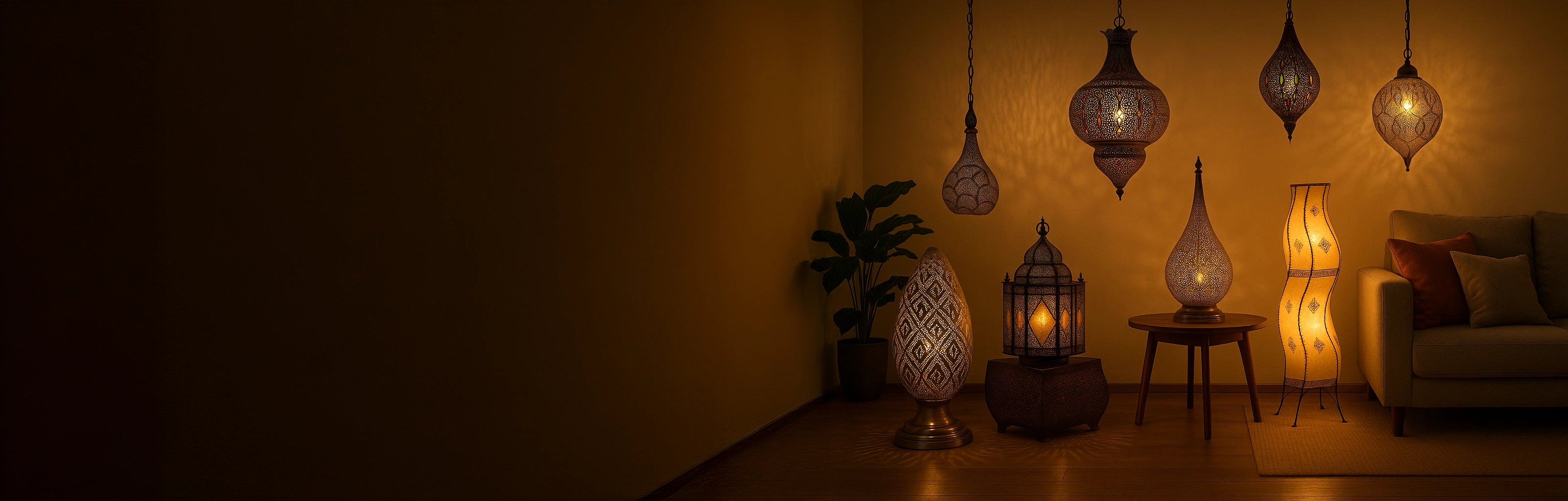 Itämaiset lamput – Ein Wohnzimmer mit orientalischen Lampen, Hängelampen, Stehlampen und Tischlampen in warmem Licht, das eine gemütliche Atmosphäre schafft.