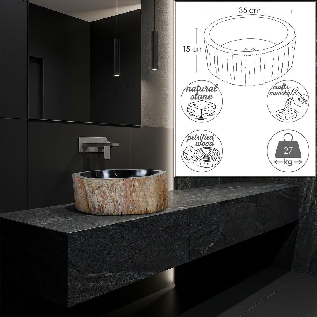 Kivettyneestä puusta valmistettu kivipesuallas pyöreänä työtasoisena pesuallasna, modernisti lavastettu mitoittavalla grafiikalla tummassa designkylpyhuoneessa.