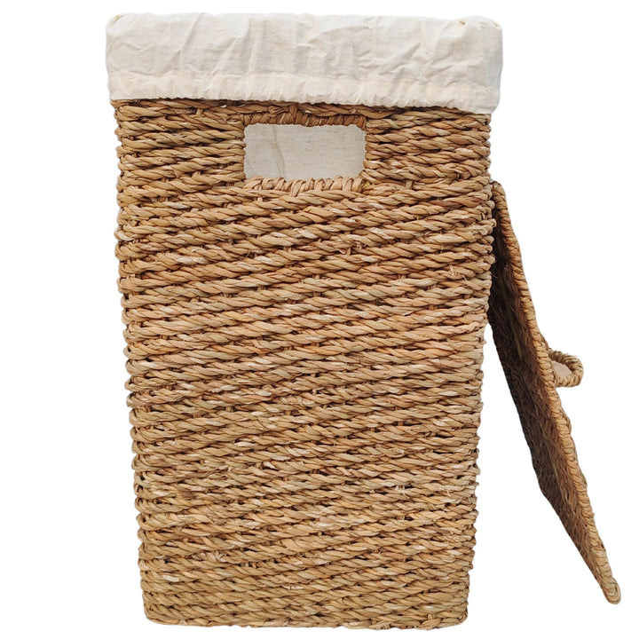 Suorakulmainen, meriruohosta valmistettu pyykkikori, tilavuus 50 litraa, vaalea kangasvuori ja sivulle kallistuva kansi.